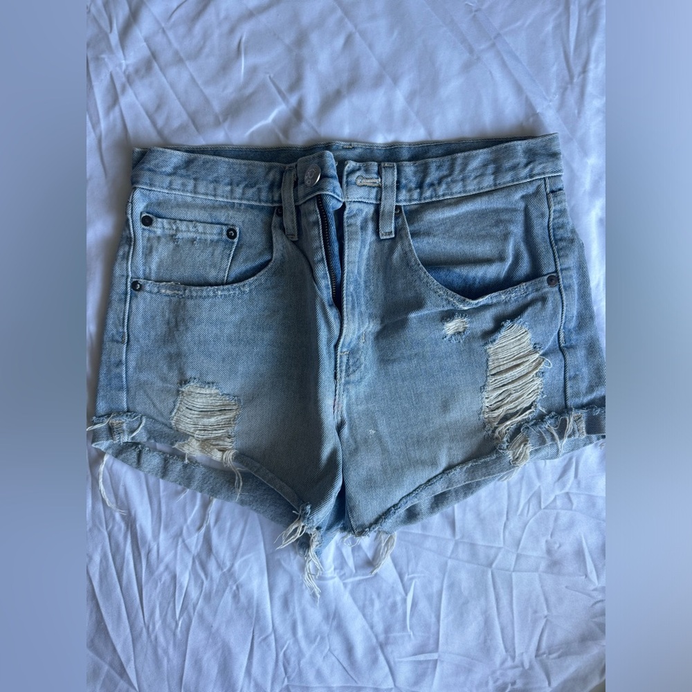BDG light denim wash distressed shorts. Worn a few times.Great condition.Size 25